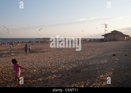 Les gens profiter du soleil sur la plage de Coney Island à Brooklyn, New York, le dimanche 31 juillet 2011. Banque D'Images