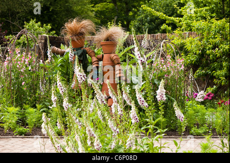 Pot de fleurs épouvantails dans le secteur des fruits et légumes au jardin RHS Rosemoor, Devon, Angleterre, Royaume-Uni Banque D'Images