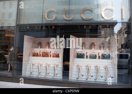 Cinquième Avenue boutique Gucci est représenté à New York, NY, mardi 2 août 2011. Banque D'Images