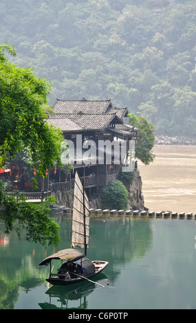 Bateau de pêche chinois solitaire sur un étang émeraude Banque D'Images