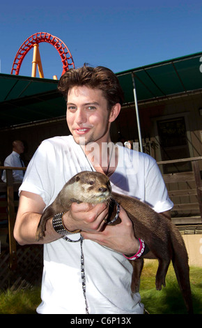 Jackson Rathbone 'Le dernier maître de l' étoile Jackson Rathbone et Nicola Peltz tenir une séance de signature et PA at Six Flags Banque D'Images