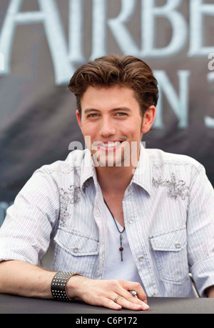 Jackson Rathbone 'Le dernier maître de l' étoile Jackson Rathbone et Nicola Peltz tenir une séance de signature et PA at Six Flags Banque D'Images