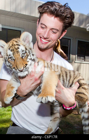 Jackson Rathbone 'Le dernier maître de l' étoile Jackson Rathbone et Nicola Peltz tenir une séance de signature et PA at Six Flags Banque D'Images