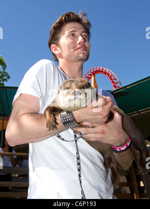 Jackson Rathbone 'Le dernier maître de l' étoile Jackson Rathbone et Nicola Peltz tenir une séance de signature et PA at Six Flags Banque D'Images