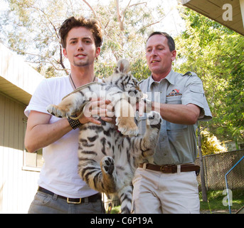 Jackson Rathbone 'Le dernier maître de l' étoile Jackson Rathbone et Nicola Peltz tenir une séance de signature et PA at Six Flags Banque D'Images