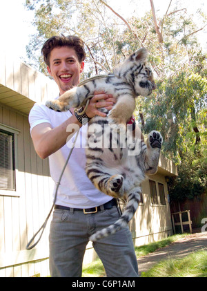 Jackson Rathbone 'Le dernier maître de l' étoile Jackson Rathbone et Nicola Peltz tenir une séance de signature et PA at Six Flags Banque D'Images