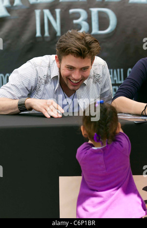 Jackson Rathbone 'Le dernier maître de l' étoile Jackson Rathbone et Nicola Peltz tenir une séance de signature et PA at Six Flags Banque D'Images