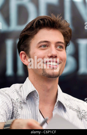 Jackson Rathbone 'Le dernier maître de l' étoile Jackson Rathbone et Nicola Peltz tenir une séance de signature et PA at Six Flags Banque D'Images