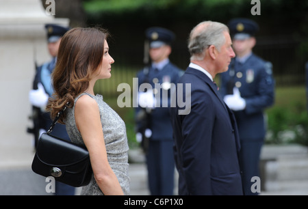 Le président français Nicolas Sarkozy et son épouse Carla Bruni-Sarkozy, avec le Prince Charles, prince de Galles, arriver à jeter un Banque D'Images