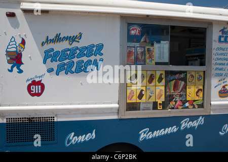 Un Freezer-Fresh Anthony's ice cream truck vendeur est vu dans New York Staten Island Banque D'Images