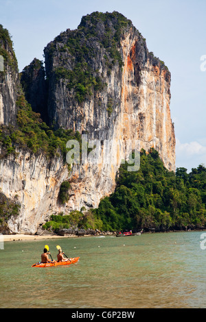 Kayak à Railay Beach, Krabi, Thaïlande Banque D'Images