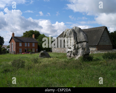dh Avebury Stone Circle AVEBURY WILTSHIRE Pierre préhistorique monoplace maison de village grange patrimoine mondial de l'unesco site néolithique grande-bretagne Banque D'Images