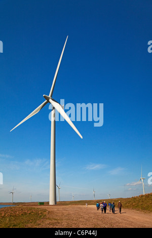 Visiteurs à Whitelee Wind Farm, près de Eaglesham Banque D'Images