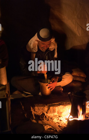 Un Bédouin traditionnel homme préparer un café dans sa tente. La réserve de Dana. Banque D'Images