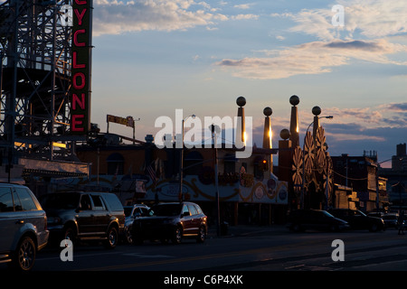 Le coucher de soleil sur le Coney Island Cyclone roller coster et Luna Park de Coney Island à New York City Banque D'Images