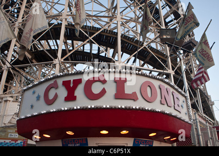 Le coucher de soleil sur le Coney Island Cyclone roller coster sur Coney Island dans quartier de Brooklyn à New York, Banque D'Images