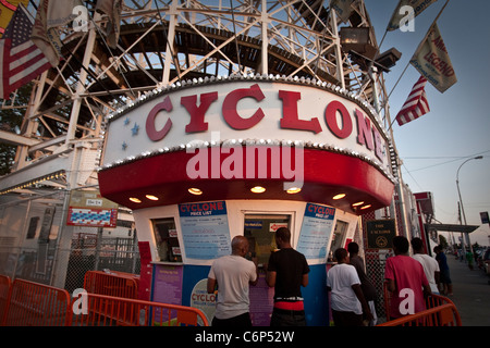 Le coucher de soleil sur le Coney Island Cyclone roller coster sur Coney Island dans quartier de Brooklyn à New York Banque D'Images