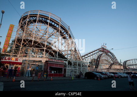 Le coucher de soleil sur le Coney Island Cyclone roller coster sur Coney Island dans quartier de Brooklyn à New York Banque D'Images