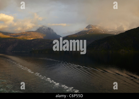 Coucher de soleil sur les sommets des montagnes autour de Nord Fjord, la Norvège. Banque D'Images