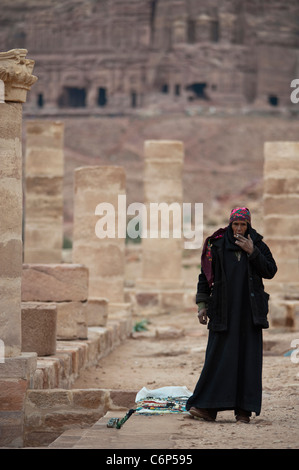 Vendeur de souvenirs à la ville antique de Pétra en Jordanie Banque D'Images
