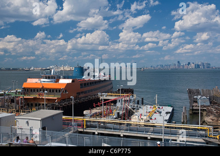 Le MV Samuel I. Newhouse Staten Island Ferry est vu amarré au Staten Island Ferry Terminal St George Banque D'Images