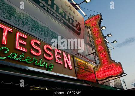 L'original du célèbre restaurant Nathan s'est représenté à Coney Island en quartier de Brooklyn à New York Banque D'Images