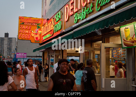 L'original du célèbre restaurant Nathan s'est représenté à Coney Island en quartier de Brooklyn à New York Banque D'Images