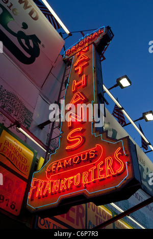 L'original du célèbre restaurant Nathan s'est représenté à Coney Island en quartier de Brooklyn à New York Banque D'Images