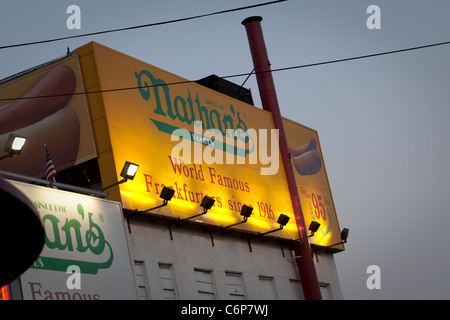 L'original du célèbre restaurant Nathan s'est représenté à Coney Island en quartier de Brooklyn à New York Banque D'Images