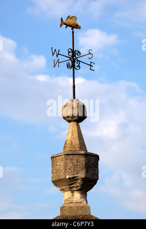 'Le piston Bradford' girouette sur le dessus de l'ancienne prison de blocage sur le pont de la ville de Bradford on Avon Wiltshire Banque D'Images