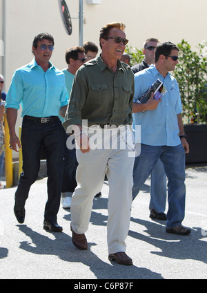 Sylvester Stallone et Arnold Schwarzenegger vu quitter Cafe Roma à Beverly Hills après le déjeuner ensemble. Los Angeles, Banque D'Images