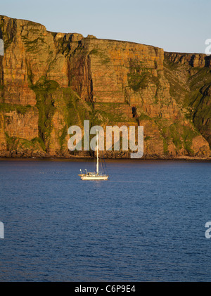 dh HOY ORKNEY Yacht à voile au large de St Johns Head Hoy Seacliffs croisière scotland bateaux mer