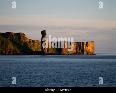 Dh Vieil Homme de Hoy HOY ORKNEY Ecosse Vue mer en grès rouge écossais côte pile seacliff uk cliffs Banque D'Images