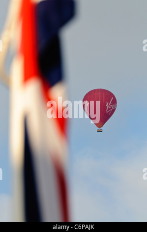 Virgin hot air balloon flying derrière un drapeau de l'Union européenne Banque D'Images