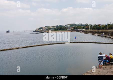 Le Lac Marin, Clevedon, avec Clevedon pier dans l'arrière-plan Banque D'Images