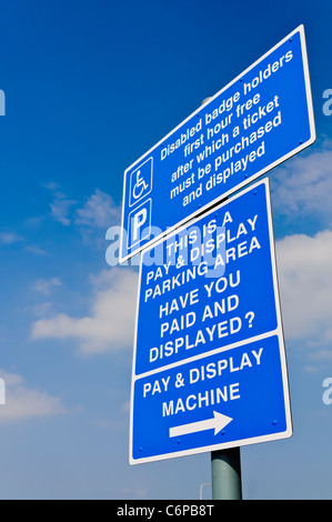 Parc automobile des conducteurs handicapés avertissement signe que le paiement est exigé Banque D'Images
