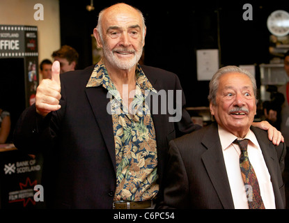 Sir Sean Connery et Saeed Jaffrey EIFF 2010 - 'l'homme qui serait roi' à la projection de gala Festival Theatre - Arrivées Banque D'Images