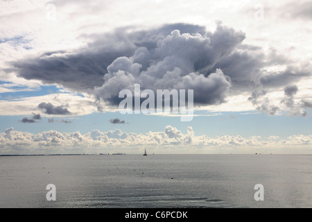 La fin de l'été, ciel avec nuages orage prédire (seule cellule Cumulonimbus) sur le son vu de où acheter, Danemark Banque D'Images