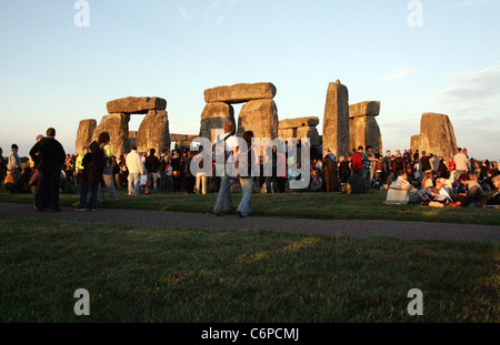 Des milliers de fêtards arrivent pour le Solstice d'été, le jour le plus long de l'année, à l'année 5 000 cercle de vieilles pierres Banque D'Images