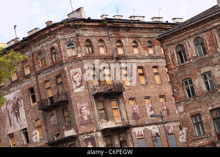 La Pologne Varsovie Ulica Ul rue Prozna partie de l'ancien Ghetto juif Getto salon avec des photos d'anciens résidents Banque D'Images