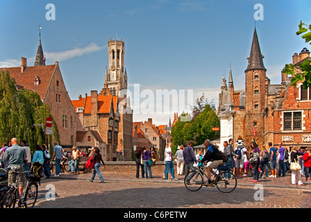 L'architecture médiévale de Bruges (Brugge) est dominé par la tour du beffroi (Belfort) comme on le voit le long Dijver dans centre historique de la cntr Banque D'Images