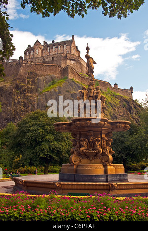 Le Château d'Édimbourg sur Castle Rock volcanique de West Princes Street Gardens avec Ross sculpture-fontaine par Jean-Baptiste Klagmann Banque D'Images