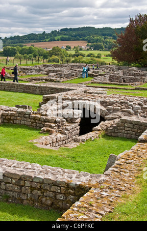 Ruine de Fort romain de Chesters sur mur d'Hadrien, avec parking souterrain et strongroom maison du commandant au-delà Banque D'Images