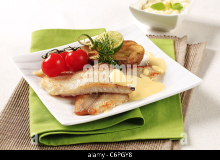 Filets de poisson frit et sauce hollandaise Banque D'Images