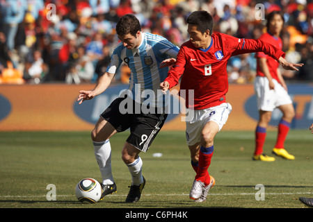 Jung Woo Kim, de la Corée du Sud (r) défend contre Gonzalo Higuain de l'Argentine (l) au cours d'un match de football de la Coupe du Monde 2010. Banque D'Images