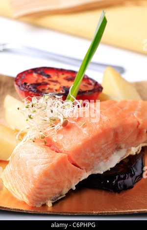 Filet de saumon poêlé, pommes de terre, de tomates et d'aubergines grillées Banque D'Images