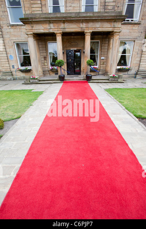 Un tapis rouge menant vers Walton Hall près de Wakefield, dans le Yorkshire, UK. Banque D'Images