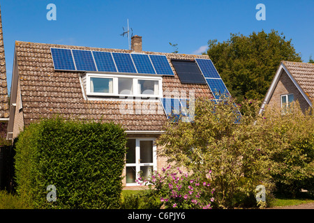 Des panneaux solaires photovoltaïques sur une maison dans le Suffolk, UK Banque D'Images