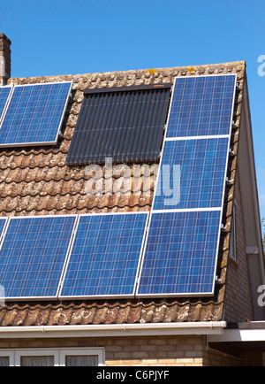 Chauffage thermique et photovoltaïque panneaux solaires sur une maison dans le Suffolk, UK Banque D'Images