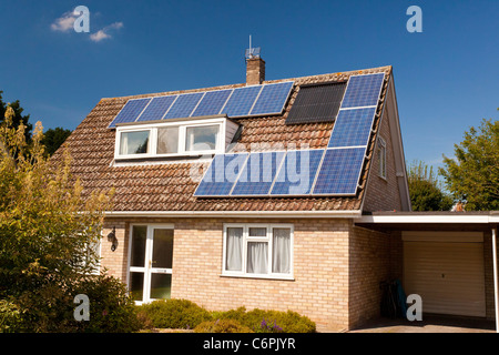 Chauffage thermique et photovoltaïque panneaux solaires sur une maison dans le Suffolk, UK Banque D'Images